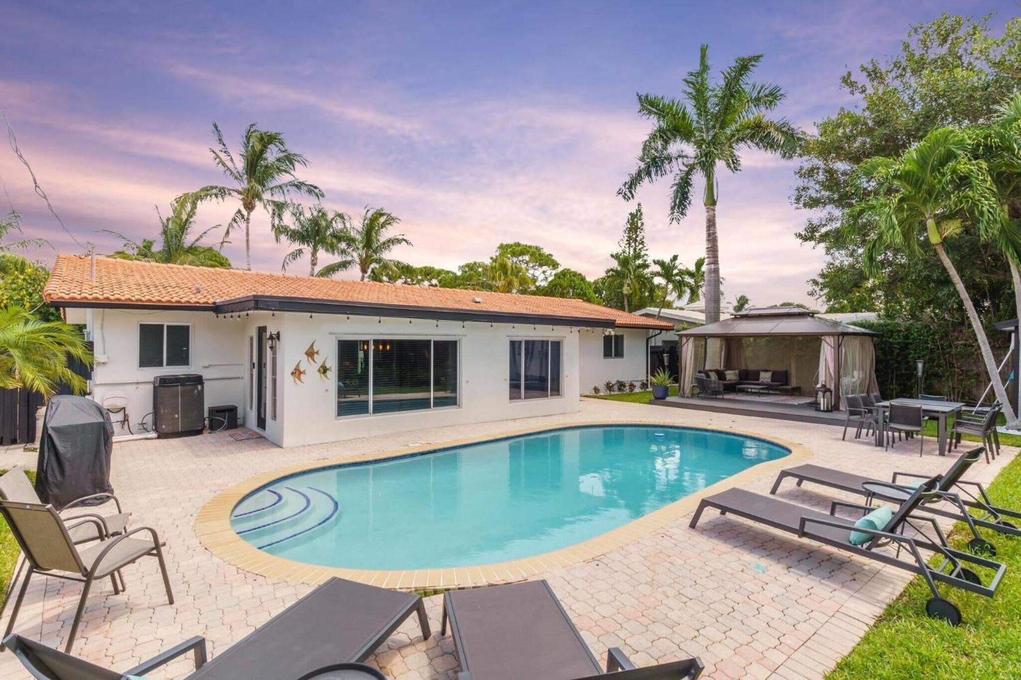 2 Miles To Beach~ Pool ~cabana~ Pool Table *